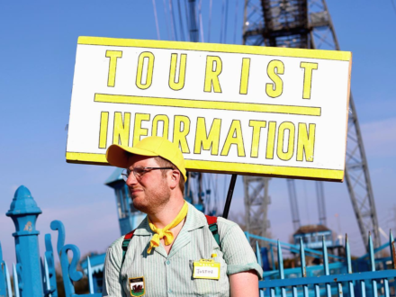 Mwy o wybodaeth: Tourist in Between